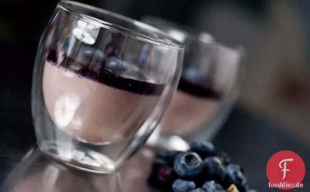 Roter Bohnenpudding mit Blaubeersauce
