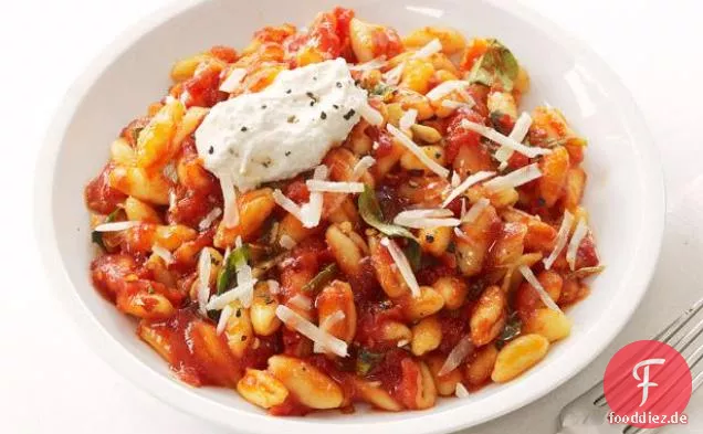 Cavatelli Mit Tomatensauce und Ricotta