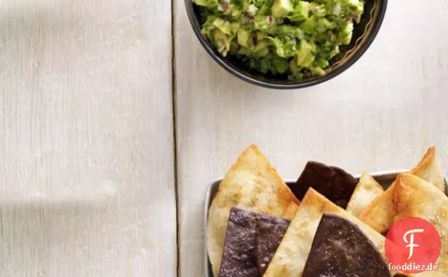 Guacamole mit Kreuzkümmel-bestäubten Tortilla-Chips