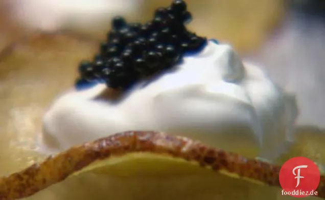 Kartoffelchips mit Creme Fraiche und Kaviar