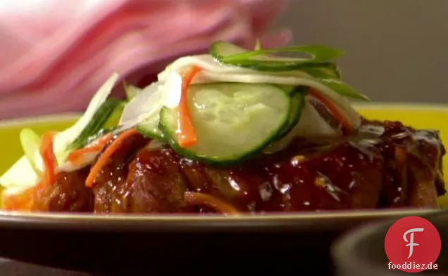Eingelegte Gurken und Daikon-Salat