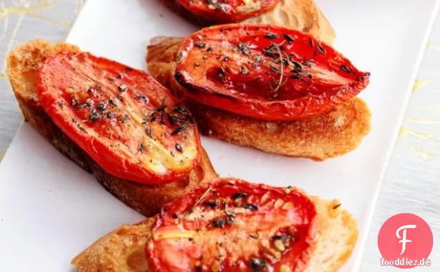 Crostini mit Thymian-gerösteten Tomaten
