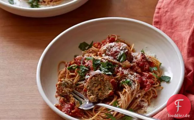 Putenfleischbällchen mit schneller und würziger Tomatensauce und Vollkorn-Spaghetti