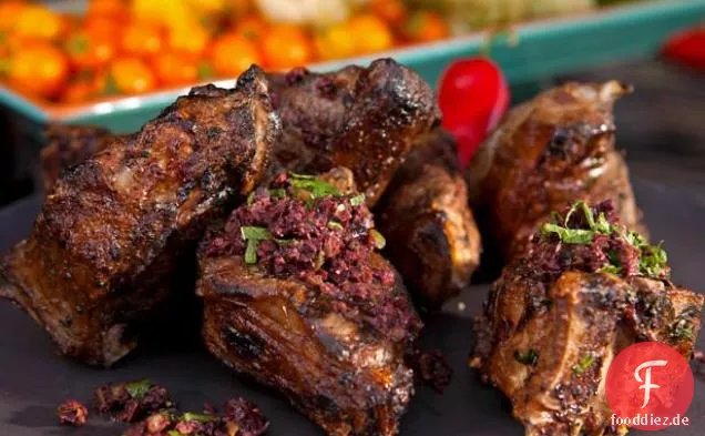 Gegrillte Lammkoteletts mit Oliven-Tapenade