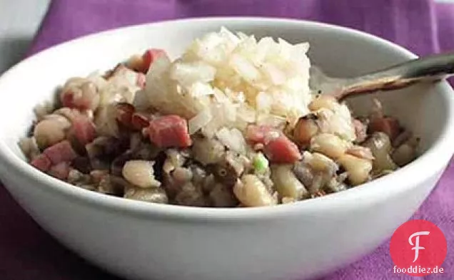 Schwarzäugige Erbsen mit Schinken und eingelegten Zwiebeln