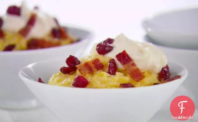 Cremige Polenta mit Speck und Preiselbeeren