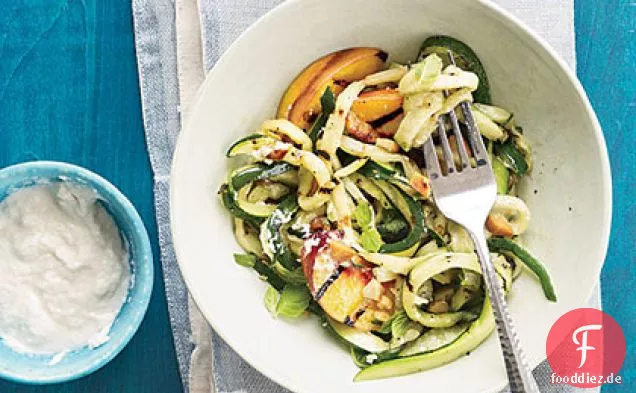 Zucchini-Bänder und Pfirsiche mit Macadamiacreme