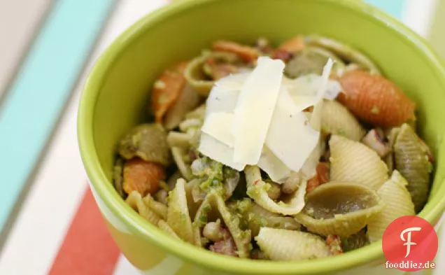 Shell Pasta mit Knoblauch Scape Pesto, Speck und Black Eyed Peas