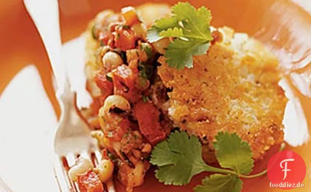 Hoppin' John Kuchen mit gegrillten Tomaten und Black-Eyed Pea Salsa