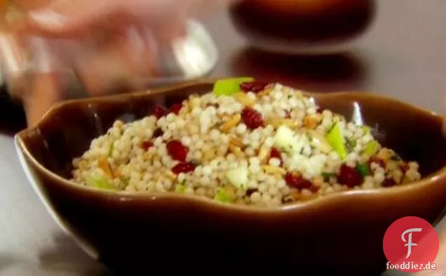 Israelischer Couscous mit Äpfeln, Preiselbeeren und Kräutern