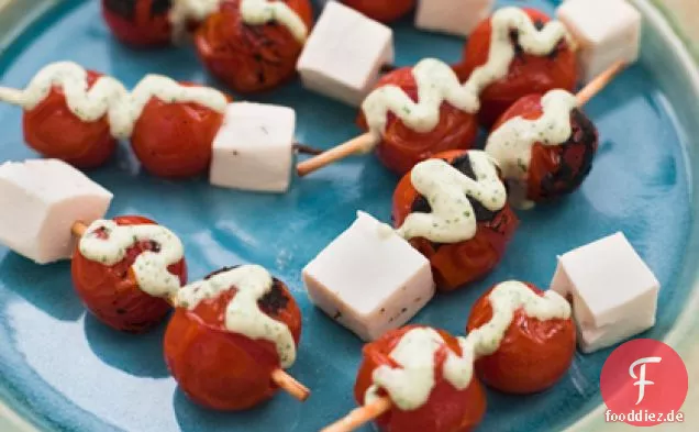 Gebratene Kirschtomaten-Spieße mit basilikum-Dressing