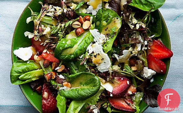 Baby-Salat mit Feta, Erdbeeren und Mandeln