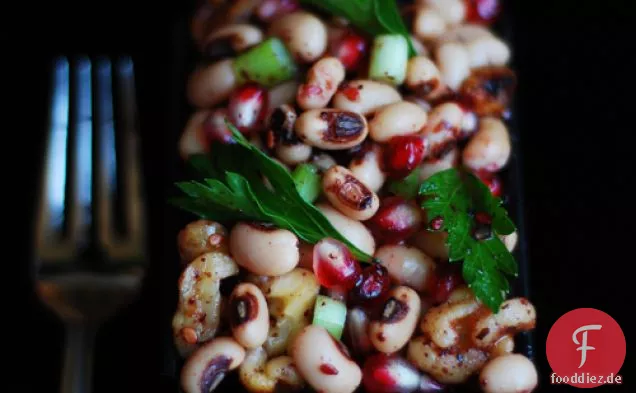 Türkischer schwarzäugiger Erbsensalat mit Granatapfel, Walnüssen und Zaht