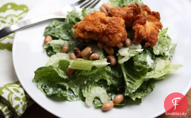 Gebratener Hühnersalat mit Black Eyed Peas & Buttermilchdressing