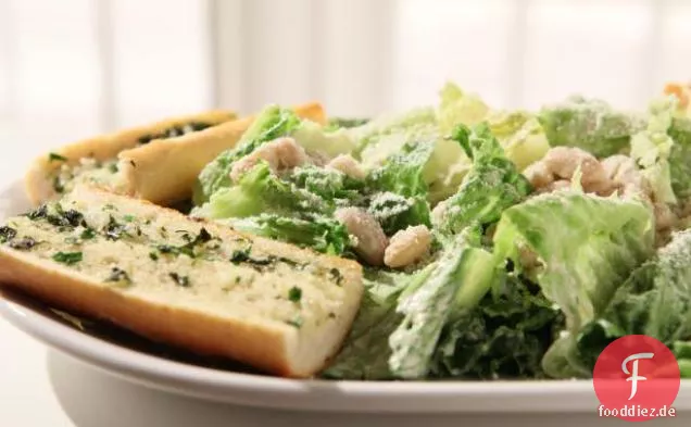 Einfache Weiße Bohnen Caesar mit Kräuter Knoblauch Brot