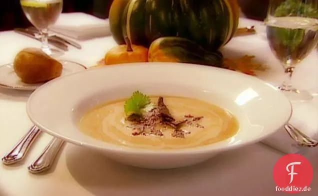 Süßkartoffelsuppe mit blauen Maistortillas