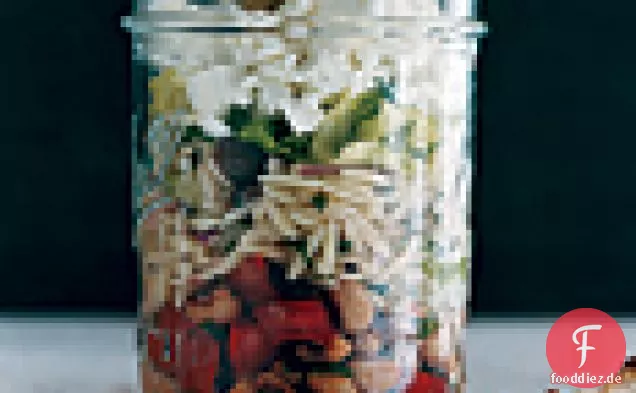 Griechischer Salat mit Orzo und schwarzäugigen Erbsen