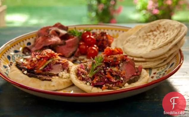 Open-Faced Pitas mit Rotisserie Lamm mit Granatapfel und Minze, gegrillte Tomaten, und griechischer Slaw