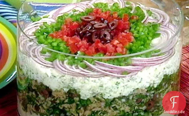Geschichteter mediterraner Salat