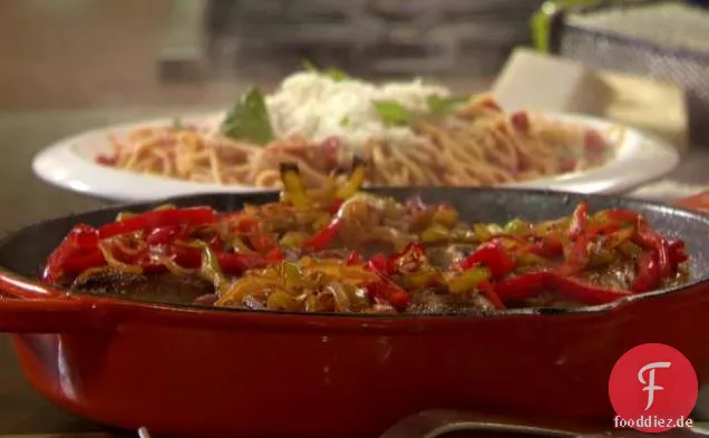 Schweinekoteletts mit Paprika und Zwiebeln erstickt