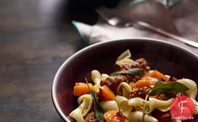 Pasta mit geröstetem Kürbis, Wurst und Pekannüssen