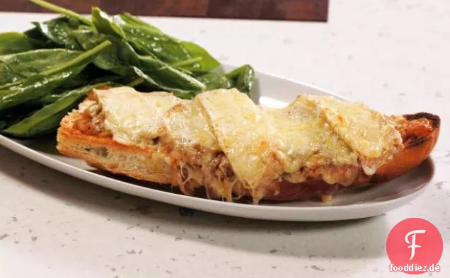 Französische Zwiebelsuppe mit französischer Brotpizza und Salat mit Dijon-Vinaigrette