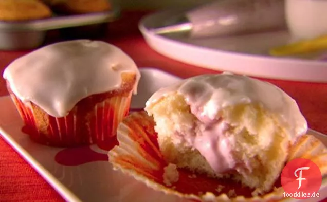 Mit Erdbeeren und Mascarpone gefüllte Cupcakes