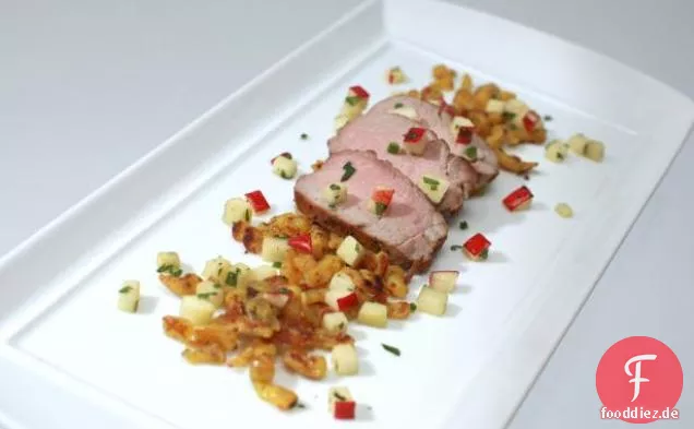 Pfanne gebratenes Schweinefilet mit Senfspätzle und Apfel-Koriander-Salsa