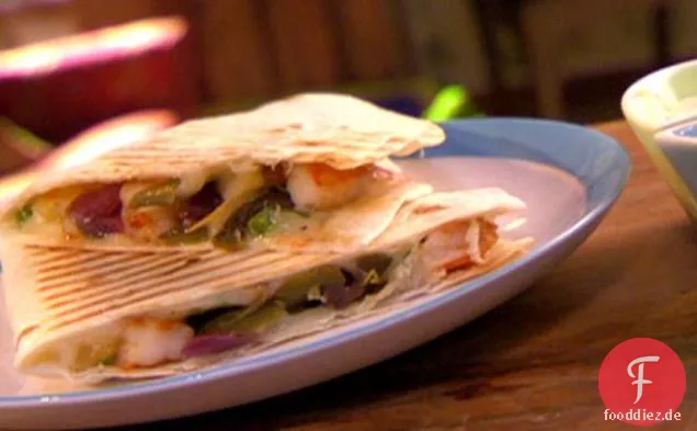 Insel-Quesadillas mit Limetten-Sauerrahm und püriertem Mango-Dip