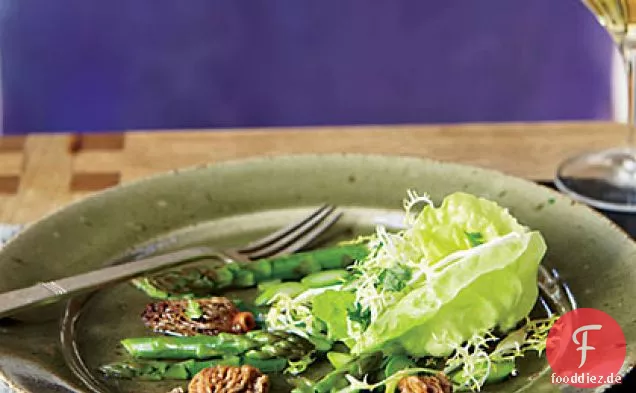 Morchel-Spargel-Salat mit Frisée und Buttersalat