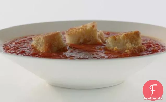 Tomatensuppe mit gerösteten Paprikaschoten, Knoblauch und Zwiebeln mit Gruyere gegrillten Käsecroutons