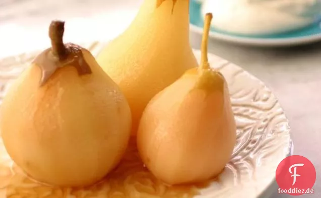 Riesling pochierte Birnen mit Kardamomcreme