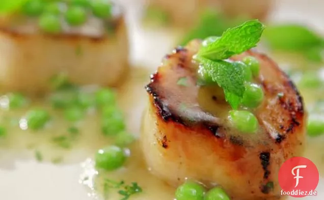 Karamellisierte Jakobsmuscheln mit frischer grüner Erbsenvinaigrette
