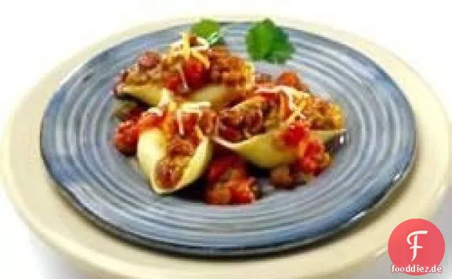 Mexikanische Chili gefüllte Nudelschalen
