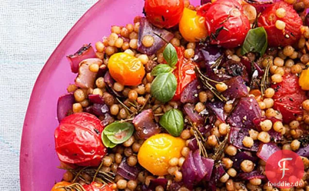Fregola mit Verkohlten Zwiebeln und Gerösteten Kirschtomaten