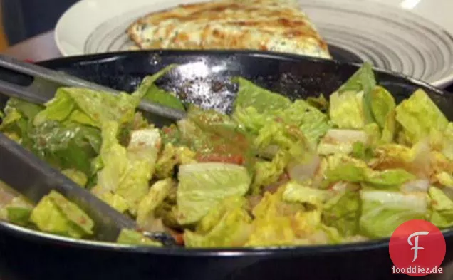 Gebratene Tomaten gekleidet Romaine Salat