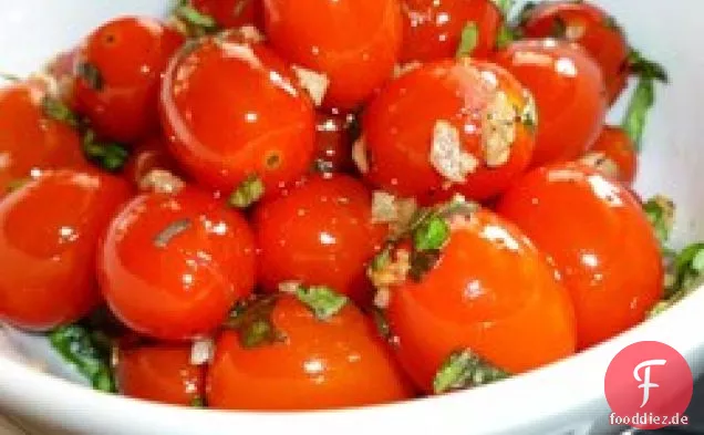 Sautierte Kirschtomaten mit Knoblauch und Basilikum