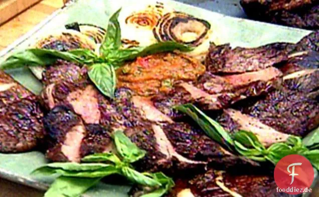 Gegrilltes New York Strip Steak mit Feuer gerösteter Salsa und gegrillten Pilzen und Spargel