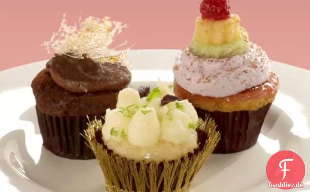 Mandel-Cupcakes mit Himbeerglasur, Schweizer Baiser und gestapelten Mandelkuchen