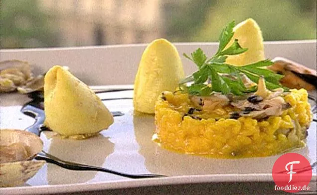 Mediterraner Tintenfisch (Calamari) gefüllt mit Schalentieren, Safranrisotto und Tintenfischsauce