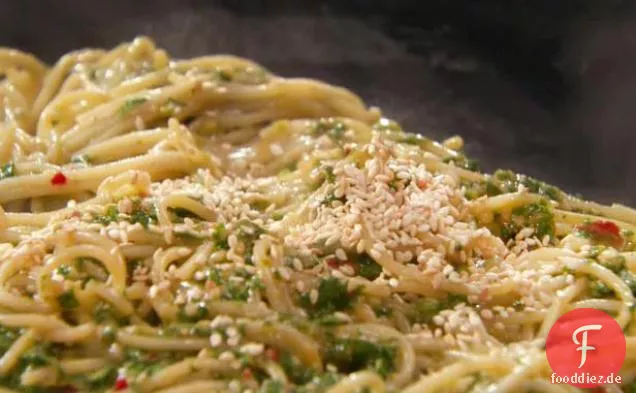 Pesto nach thailändischer Art mit Reisnudeln