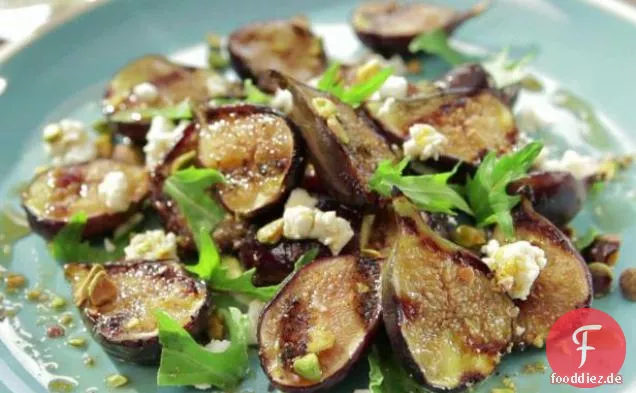 Honig glasierter gegrillter Feigensalat mit Feta, Pistazie und Mizuna