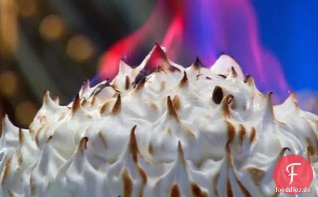 Schokolade-Kirschen-Alaska-Bombe