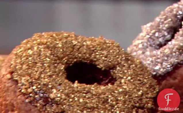 Dekadente Donuts mit weißer und Schokoladenglasur
