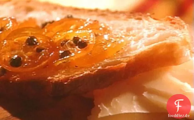 Kumquat-Pfeffer-Kompott mit Kuhmilch-Käse