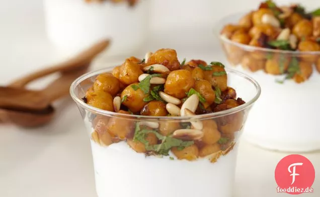Gewürzte Kichererbsen mit Joghurt und Pinienkernen