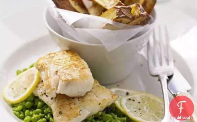 Fisch & fette Chips mit matschigen Erbsen