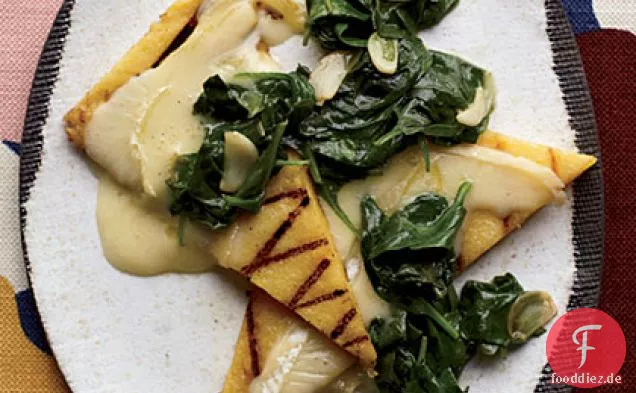 Gegrillte Polenta mit Spinat und Robiola-Käse