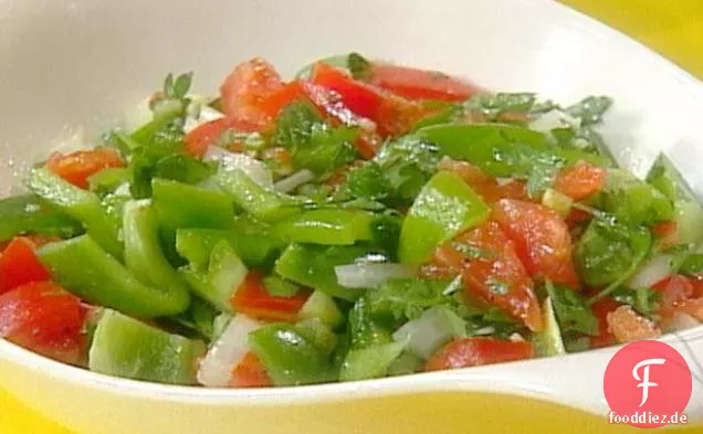 Grüner Pfeffer und Tomatensalat
