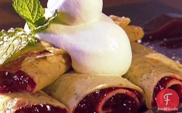 Crepes mit Preiselbeermarmelade